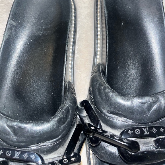 Louis Vuitton Leather Chain-Link Accents Slides - Picture 14 of 16